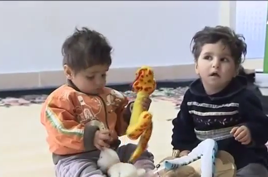 بالفيديو: طفلان فلسطينيان "متروكان" بشوارع لبنان طفلان فلسطينيان