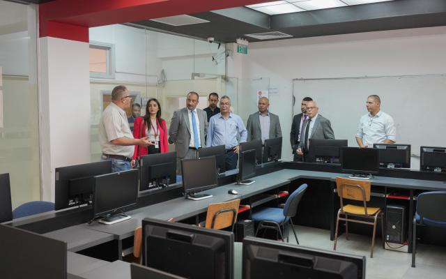 اهتماماً بمؤسسات التعليم العالي...  بنك فلسطين يقدم مجموعة أجهزة حاسوب لجامعة القدس