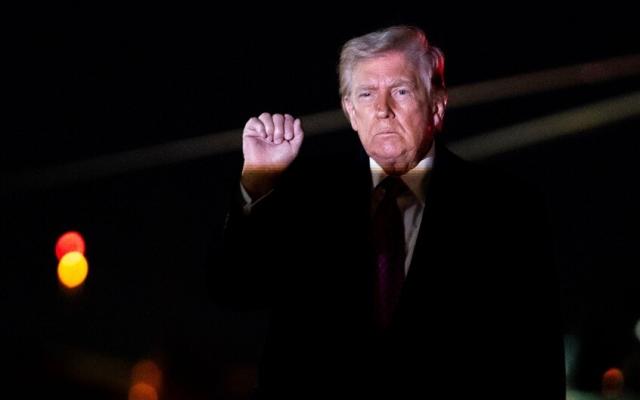 ترامب: نجري مفاوضات "معمقة" مع إيران واتفاق محتمل قبل الثلاثاء وإلا سأفجر كل شيء