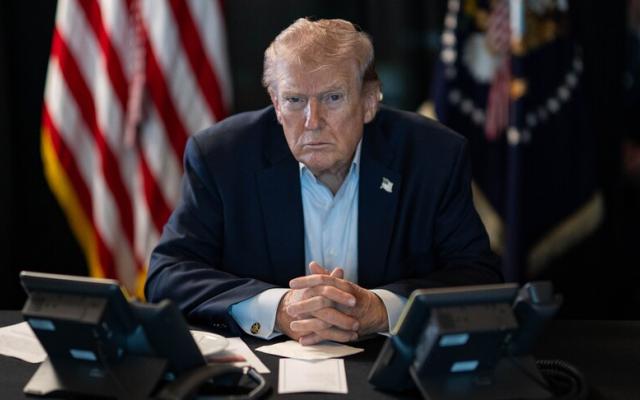 ترامب يهدد السفن الإيرانية بمصير قوارب تهريب المخدرات