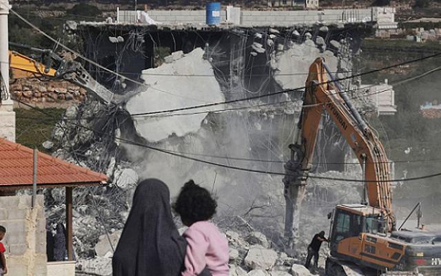 الجيش الإسرائيلي يوزع إخطارات بهدم مسجد ومساكن فلسطينية في الضفة الغربية