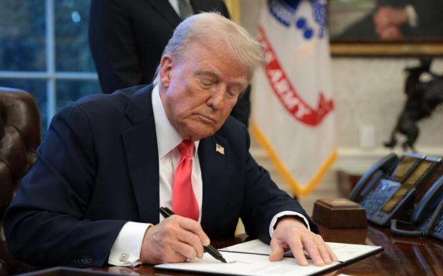 ترامب يوقع على نشر وثائق إبستين ويلتقي ممداني الجمعة