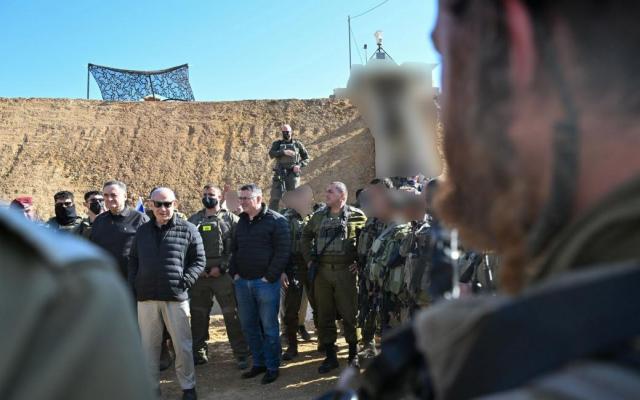 نتنياهو "يتجوّل" في جنوب سورية برفقة كاتس وزامير... ودمشق تندّد