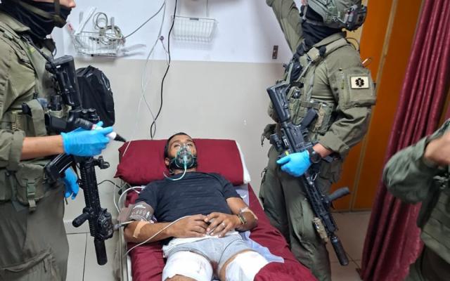 الاحتلال بدعي اعتقال منفذ عملية غرب رام الله عقب اقتحام مستشفى H كلينك