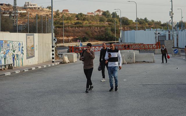 الاحتلال يفرض إغلاقا شاملا على الضفة الثلاثاء ويقيّد حركة العمال الفلسطينيين الأحد والإثنين