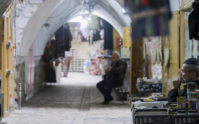 الاحتلال يشلّ اقتصاد الخليل... خسارة 4 ملايين دولار يومياً