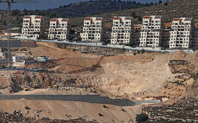 إسرائيل تصادق على ميزانية لشق طرق إلى مستوطنات جديدة بالضفة بأكثر من مليار شيكل