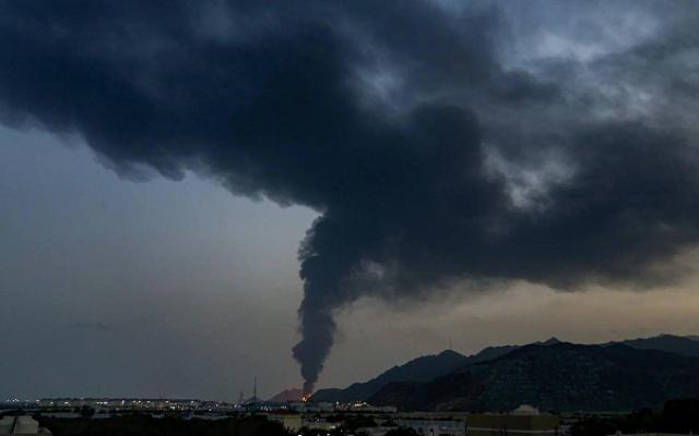 مصابون وحريق بالفجيرة بالإمارات جراء ضربة إيرانية واستهداف في عُمان