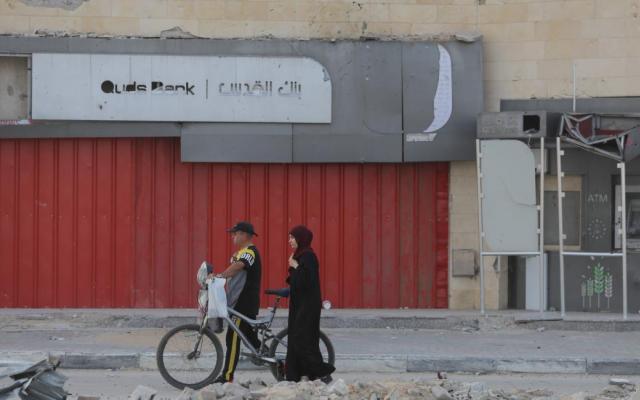 بنوك غزة تبدأ العمل تدريجياً الخميس
