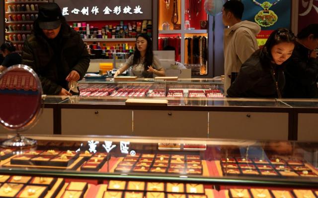 الأسواق اليوم | ارتفاع الذهب والنفط وسط تصاعد التوترات الجيوسياسية