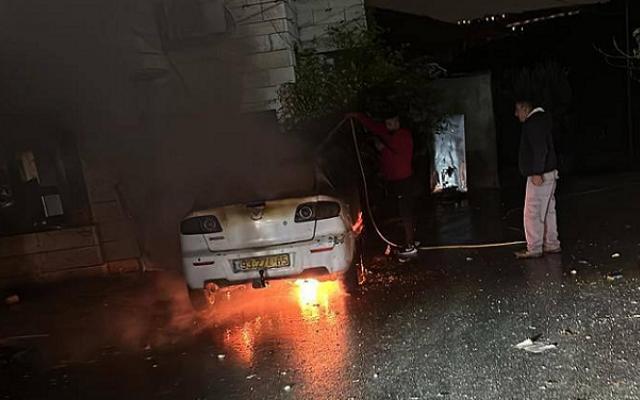 مستوطنون يحرقون مركبات ويخطون شعارات عنصرية في عين يبرود