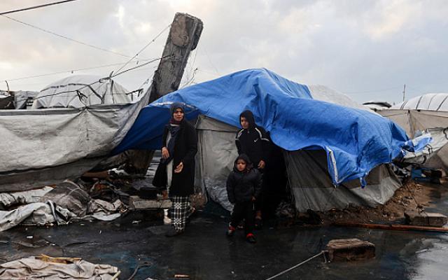 الحرب على غزة: المنخفض الجوي يفاقم معاناة النازحين وسط استمرار القصف