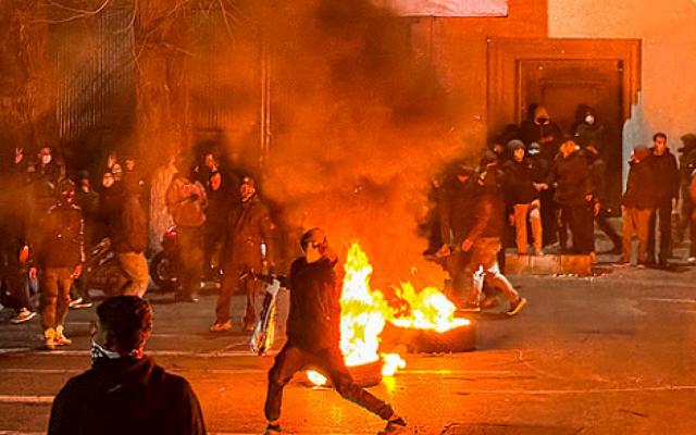 تقرير موسع و تقديرات إسرائيلية: تنفيذ تهديد ترامب قد يقود لتبادل ضربات مع إيران