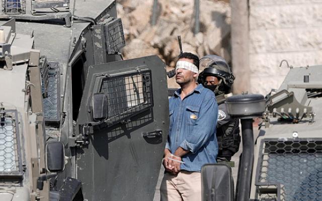 الاحتلال يشن حملة اقتحامات واعتقالات بالضفة تشمل طفل وامرأتين