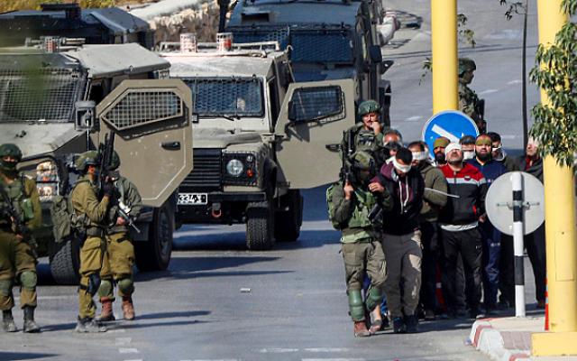 الاحتلال يعتقل العشرات بالضفة بينهم طالبة جامعية ونائب رئيس بلدية