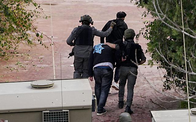 عشرات المعتقلين بالضفة بينهم 17 امرأة ومستوطنون يهاجمون بلدات فلسطينية