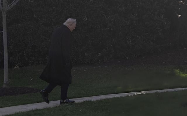 تقرير: ترامب أعلن عن تقدم المحادثات بعدما حصل على موافقة خامنئي لإنهاء الحرب