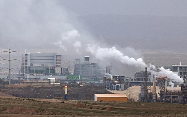 صواريخ من إيران ولبنان تستهدف منطقة المصافي في خليج حيفا