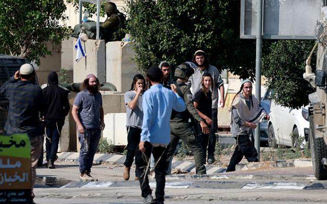 الجيش الإسرائيلي يسعى للتملص من مسؤوليته منع إرهاب المستوطنين