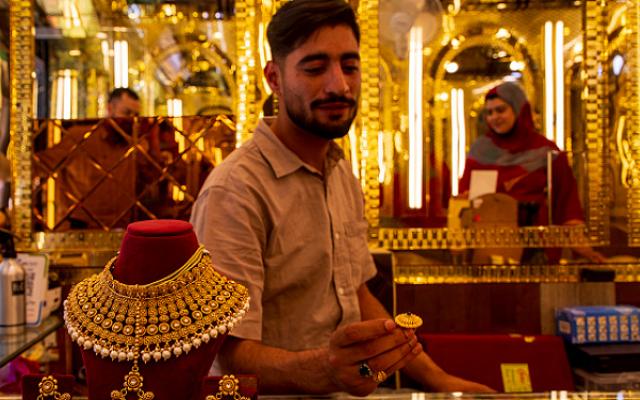الذهب يصعد والنفط يتراجع مع تقدم المحادثات الأميركية الإيرانية