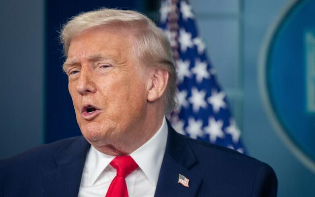 ترامب منتقدا قرار الكونغرس تقييد العمل العسكري ضد إيران: يخدم العدو