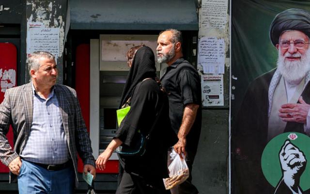 إيران تهدد بضرب بنية الطاقة في الخليج