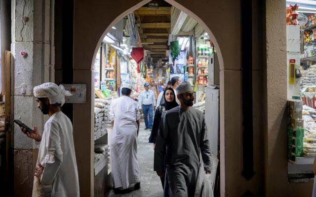 عُمان والسعودية تواصلان بناء الممرات التجارية