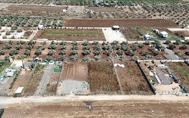السلطات الإسرائيلية تجبر مواطنين على هدم عِزب في كفر كنا