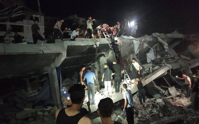 غزة: 14 شهيدا ونحو 100 مفقود بعد انهيار بناية مأهولة بالنازحين