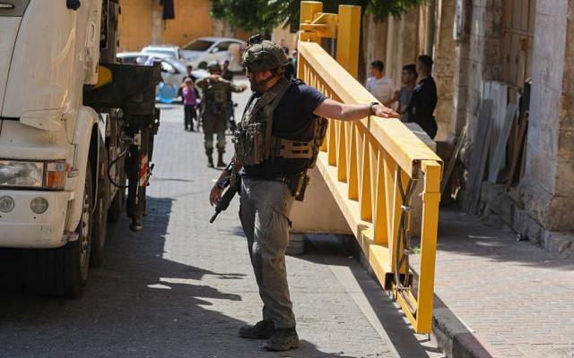 الاحتلال يصيب ثلاثة فلسطينيين بجراح خطيرة بزعم محاولة تنفيذهم عملية دعس