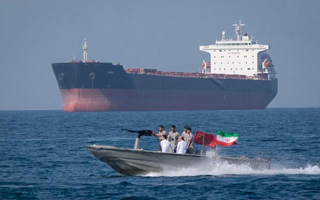 البنتاغون يستعد للحرب وإيران تهدد بإغلاق مسارات هرمز