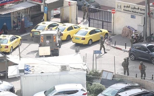 مصابون بينهم شاب وفتى بالرصاص الحي برام الله والبيرة: محاصرة مشفى ومداهمة مؤسستين حقوقيتين