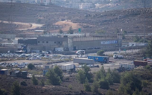 تدهور أوضاع ثلاثة أسرى في "عوفر" وسط الإهمال الطبي وانتشار الجرب