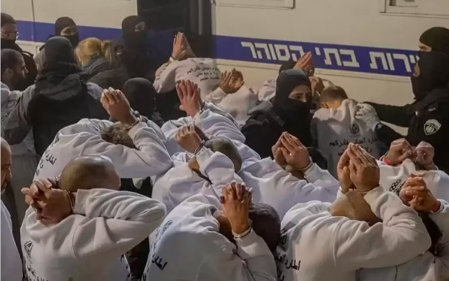 هآرتس: هناك ما يخفيه الاحتلال في سجونه