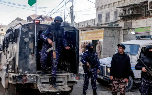 رام الله: الاحتلال يعتقل 3 ضباط من الشرطة الفلسطينية بذريعة "تجاوز الصلاحيات"