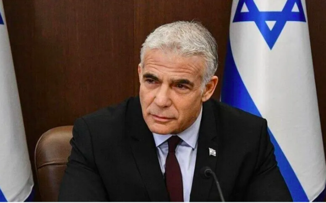لابيد يهاجم نتنياهو ويحذر من توظيف التهديدات الأمنية في الانتخابات