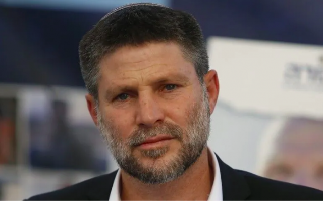 سموتريتش يتباهى بهدم مبان بالخليل ويتوعد الفلسطينيين بدفع أثمان باهظة