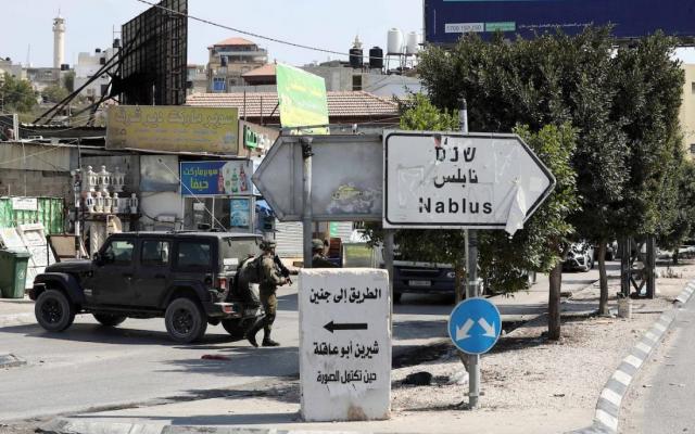 الاحتلال يغلق مداخل بعض الطرق الفرعية بحوارة جنوب نابلس