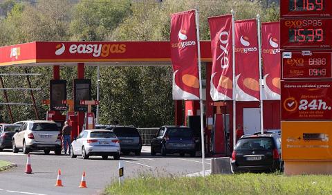 النفط يستهل التعاملات بارتفاع مع استمرار تأثير الحرب على الإمدادات