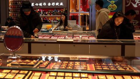 الأسواق اليوم | ارتفاع الذهب والنفط وسط تصاعد التوترات الجيوسياسية