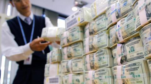 الدولار في زمن الحروب... هل هو الملاذ الآمن؟