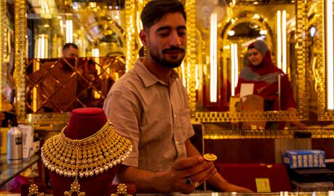 الذهب يصعد والنفط يتراجع مع تقدم المحادثات الأميركية الإيرانية