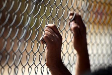 محكمة الاحتلال تُصدر أحكاماً بحقّ أسرى وتفرض عليهم غرامات مالية