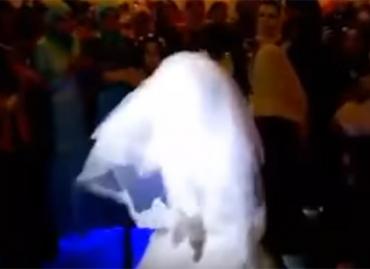 شاهد: ما فعلته هذه العروس في زفافها أبكى جميع الحضور