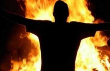 مواطن جزائري يضرم النيران برئيس بلدية