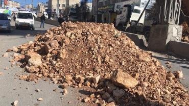 شبان يغلقون شارع رام الله- القدس بأكوام من الأتربة