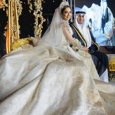 فيديو: سقوط قطعة من فستان عرس بلقيس المرصَّع بالألماس ليلة زفافها