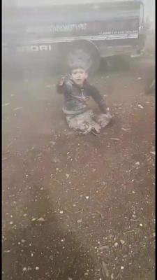 #بابا_شيلني... فيديو لطفل سوري مبتور الساقين يشعل تويتر