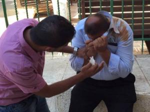 الاحتلال يعتدي على احد حراس الاقصى