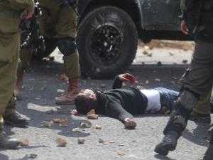 جنود الاحتلال يعدمون فتى (صورة أرشيفية)